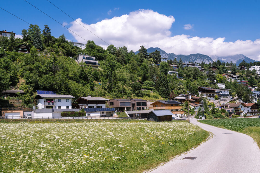 Sonnenverwöhntes Hanggrundstück I Omes / Axams | –